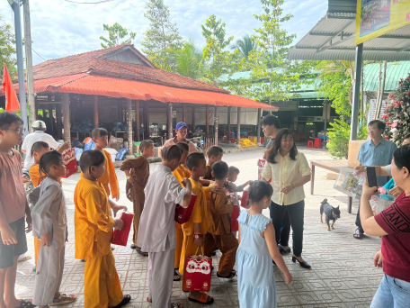 Công đoàn cơ sở Quỹ Đầu tư Phát triển Tây Ninh Chung tay ủng hộ các cháu thiếu nhi, người già neo đơn tại Mái Ấm Mây Ngàn